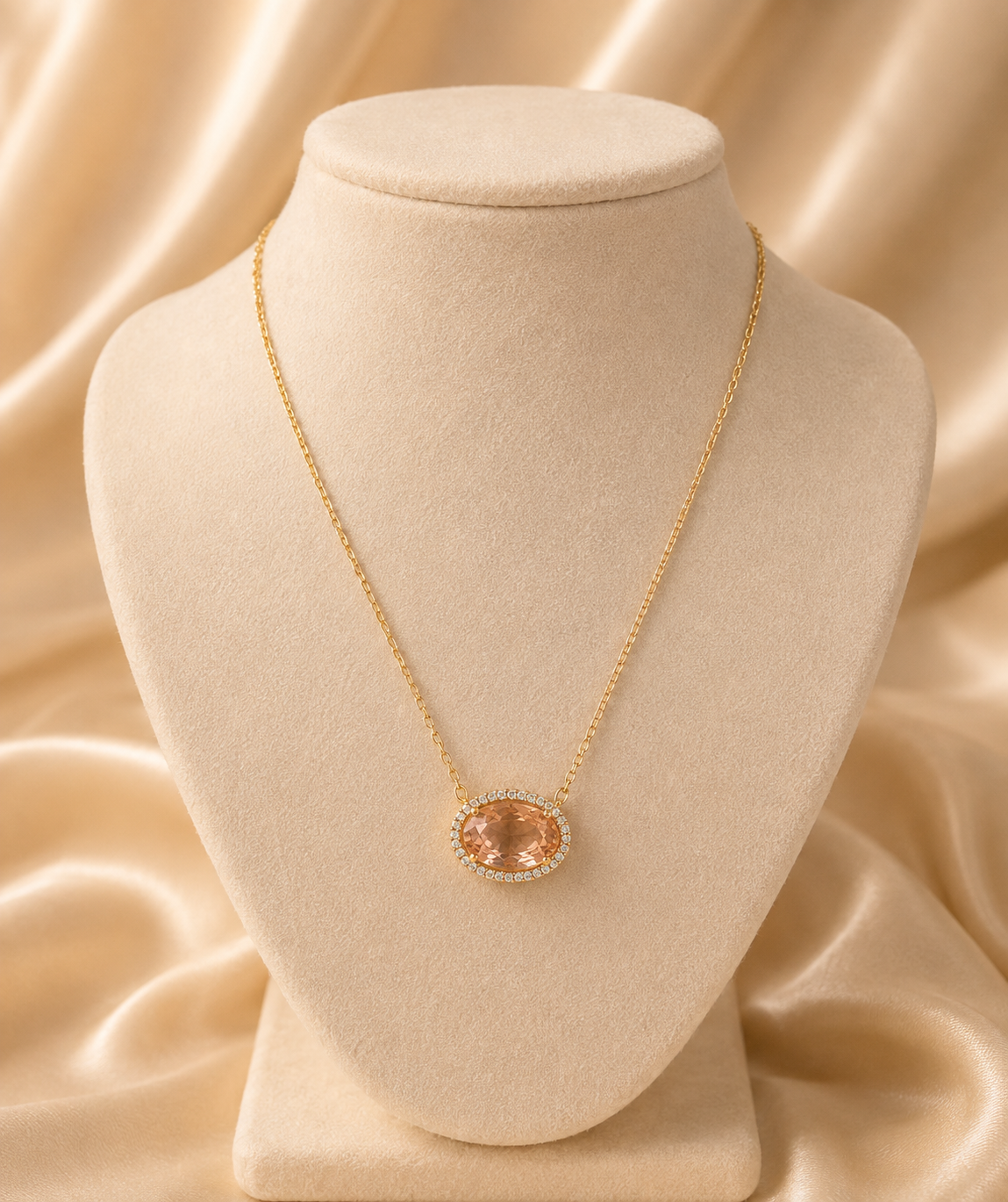 Colar com Pingente Oval em Cristal e Zircônias