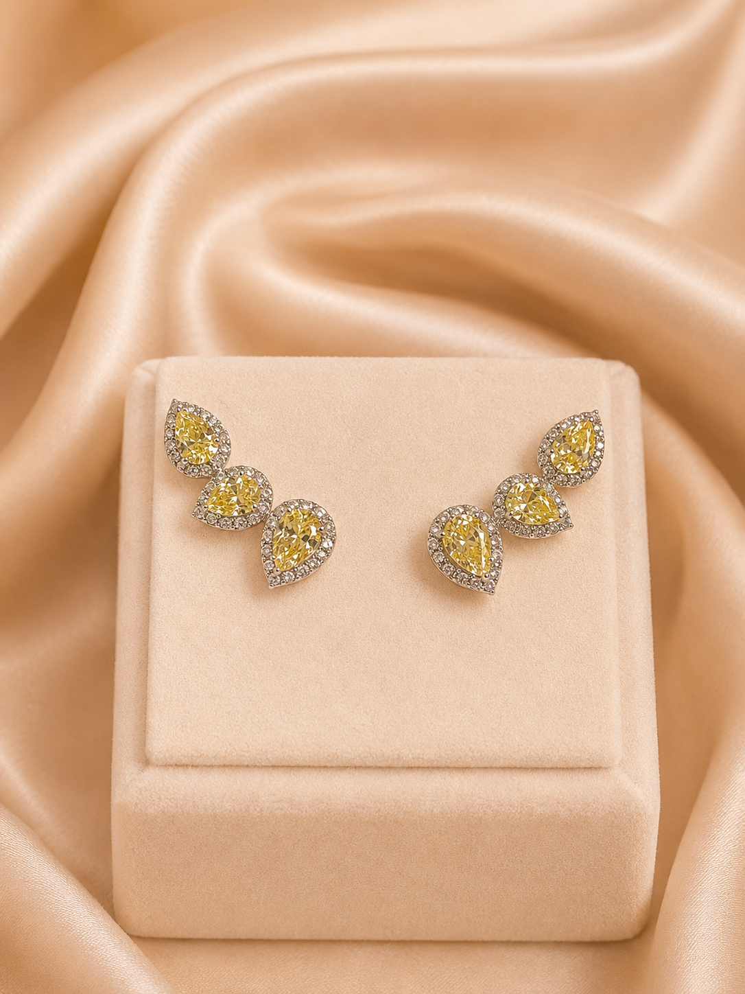 Brinco Ear Cuff Cravejado Zircônias Detalhe Yellow Fancy